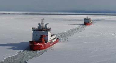 “雪龙2”号为“雪龙”号破冰引航